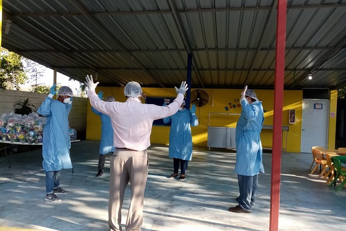 Oración por las familias dominicanas antes de iniciar la entrega de los alimentos en el Sur del país